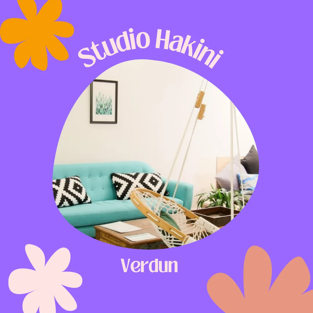 Salon avec canapé turquoise et chaise suspendue, entouré de fleurs et du texte « Studio Hakini, Verdun ».